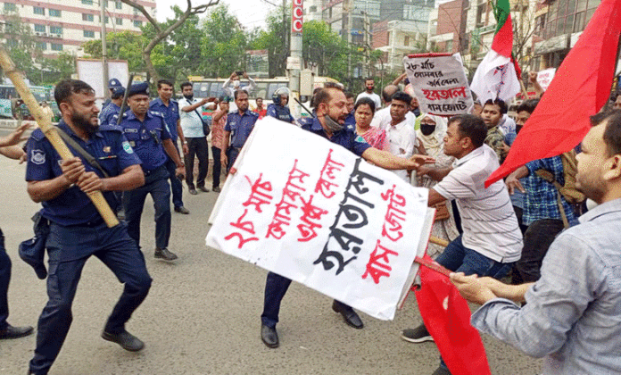 না’গঞ্জে বাম জোটের হরতালের মিছিলে পুলিশের লাঠিচার্জ নারায়ণগঞ্জ ফার্স্ট নিউজ: নারায়ণগঞ্জে বাম গণতান্ত্রিক জোটের হরতালের সমর্থনে বের হওয়া মিছিলে বাধা দিয়ে নেতা-কর্মীদের উপর লাঠিচার্জ করেছে পুলিশ। সোমবার (২৮ মার্চ) সকালে নগরীর চাষাড়ায় এই ঘটনা ঘটে। ভোজ্যতেল, চাল, ডালসহ নিত্য প্রয়োজনীয় দ্রব্যমূল্য কমানোর দাবিতে সকাল ৬টা থেকে বেলা ১২টা পর্যন্ত সারাদেশে হরতালের ডাক দেয় বাম গণতান্ত্রিক জোট।