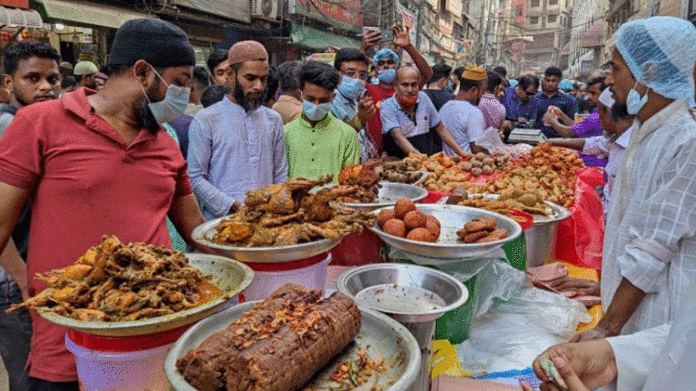 নগরীতে বাহারী ইফতারের পসরা নারায়ণগঞ্জ ফার্স্ট নিউজ: নারায়ণগঞ্জের নগরীতে রমজানের আমেজে জমে উঠেছে ইফতারের বাজার। নগরীর হোটেল-রেস্তরাঁয় বাহারী ইফতারের পসরা সাজিয়ে বসেছেন ব্যবসায়ীরা। মুসলমানদের অন্যতম ধর্মীয় উৎসবকে সামনে রেখে বরাবরই বাহারী ইফতারের আয়োজন হয় নগরীজুড়ে। তবে করোনার কারণে গত দুই বছর এই আয়োজনে কিছু ভাটা পড়লেও এবার বেশ আয়োজন নিয়েই শুরু হয়েছে ইফতারের বাজার।