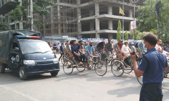 চলছে ‘অপারেশন ক্লিন স্ট্রিট’, নগরীতে স্বস্তি নারায়ণগঞ্জ ফার্স্ট নিউজ: ‘রমজানে আর যানজট নয়’-নারায়ণগঞ্জের ভারপ্রাপ্ত পুলিশ সুপারের এমন বক্তব্যের পরের দিন বদলে গেছে চিত্র । নগরীর প্রায় সবগুলো সড়কে ট্রাফিক পুলিশ ও সদস্যদের কঠোর অবস্থানে যানজটের দেখা মেলেনি। একদিনের ব্যবধানে সড়কগুলোতে ফিরেছে শৃঙ্খলাও। সড়কে পুুলিশের এমন অভিযানের নাম দেয়া হয়েছে-‘অপারেশন ক্লিন স্ট্রিট’।