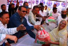 পবিত্র মাহে রমজান উপলক্ষে ১২ নং ওয়ার্ডে শওকত হাশেম শকুর ইফতারের খাদ্য সামগ্রী বিতরণ