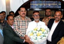 নাসিকের নতুন প্রশাসক এড. সাখাওয়াতকে প্রবীর কুমার সাহার নেতৃত্বে ব্যবসায়ীদের ফুলেল শুভেচ্ছা