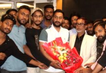 নাসিক প্রশাসক সাখাওয়াত হোসেনকে মহানগর ছাত্রদল নেতা সাগরের ফুলেল শুভেচ্ছা