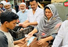 রমজানে ভাসমান পথচারীদের মাঝে দুধ ও ডিম বিতরণ করলেন বিভা হাসান