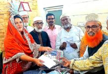 ১৬ নং ওয়ার্ডের ১৮ মসজিদের ইমাম-মোয়াজ্জেমদের মাঝে ঈদ উপহার দিলেন বিভা হাসান