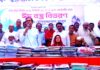 ঈদের আনন্দ ভাগাভাগি করতে ওয়ার্ডবাসীর মাঝে বস্ত্র বিতরণ বিভা হাসানের