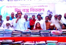 ঈদের আনন্দ ভাগাভাগি করতে ওয়ার্ডবাসীর মাঝে বস্ত্র বিতরণ বিভা হাসানের