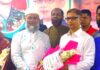জেলা পরিষদের প্রশাসক মামুন মাহমুদকে মজিবুর রহমানের ফুলেল শুভেচ্ছা