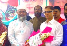জেলা পরিষদের প্রশাসক মামুন মাহমুদকে মজিবুর রহমানের ফুলেল শুভেচ্ছা