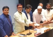 পরিচ্ছন্নতাকর্মীদের মাঝে প্রধানমন্ত্রীর ঈদ উপহার পৌঁছে দিলেন সাখাওয়াত