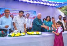 শিক্ষার্থীদের মাঝে ব্যাগ তুলে দিলেন আলহাজ্ব শাহজাহান আলম